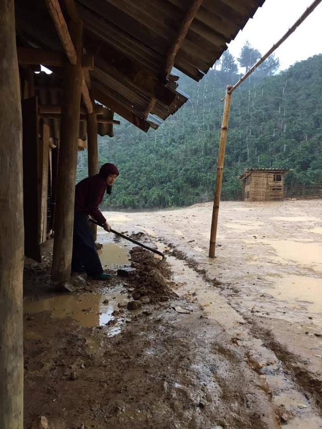 Mưa càng rơi, nước mắt càng rơi ở Trạm Cọ - Ảnh 1. Mưa càng rơi, nước mắt càng rơi ở Trạm Cọ - Ảnh 1.
