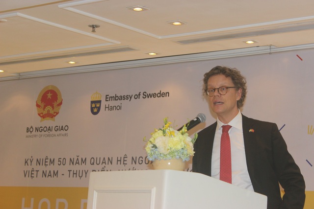 Đại sứ Thụy Điển đọc ca dao tổng kết 50 năm quan hệ ngoại giao với Việt Nam - Ảnh 1. Đại sứ Thụy Điển đọc ca dao tổng kết 50 năm quan hệ ngoại giao với Việt Nam - Ảnh 1.