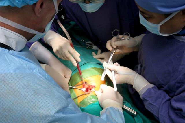 Lần đầu tiên thực hiện phẫu thuật hàn xương liên thân đốt đường bên - Ảnh 3. Lần đầu tiên thực hiện phẫu thuật hàn xương liên thân đốt đường bên - Ảnh 3.