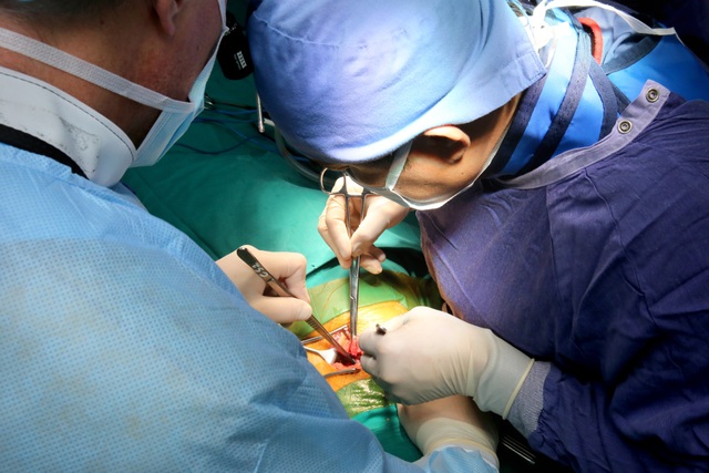 Lần đầu tiên thực hiện phẫu thuật hàn xương liên thân đốt đường bên - Ảnh 2. Lần đầu tiên thực hiện phẫu thuật hàn xương liên thân đốt đường bên - Ảnh 2.