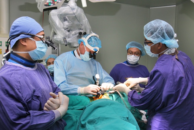 Lần đầu tiên thực hiện phẫu thuật hàn xương liên thân đốt đường bên - Ảnh 1. Lần đầu tiên thực hiện phẫu thuật hàn xương liên thân đốt đường bên - Ảnh 1.