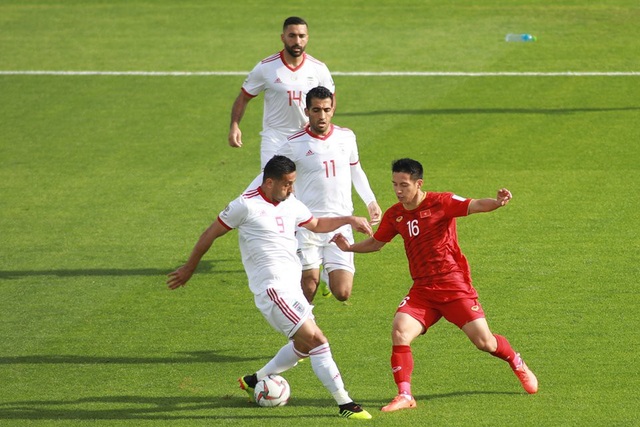 Những khoảnh khắc thi đấu kiên cường của đội tuyển Việt Nam trước Iran - Ảnh 2. Những khoảnh khắc thi đấu kiên cường của đội tuyển Việt Nam trước Iran - Ảnh 2.