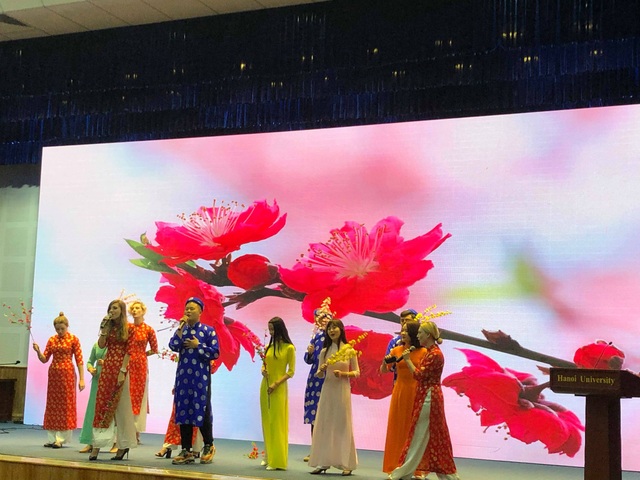 Sinh viên nước ngoài tưng bừng tham gia tìm hiểu phong tục Tết Việt - Ảnh 13. Sinh viên nước ngoài tưng bừng tham gia tìm hiểu phong tục Tết Việt - Ảnh 13.