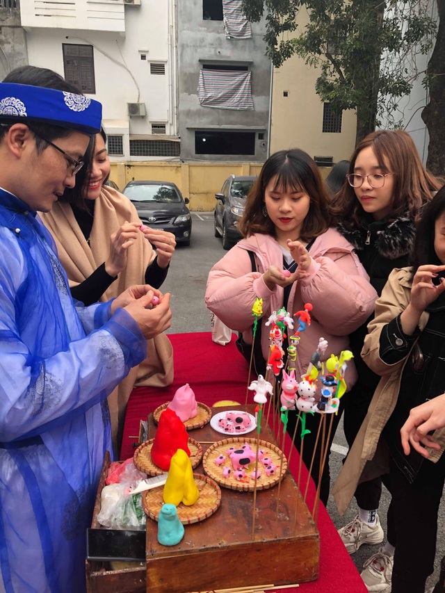 Sinh viên nước ngoài tưng bừng tham gia tìm hiểu phong tục Tết Việt - Ảnh 9. Sinh viên nước ngoài tưng bừng tham gia tìm hiểu phong tục Tết Việt - Ảnh 9.
