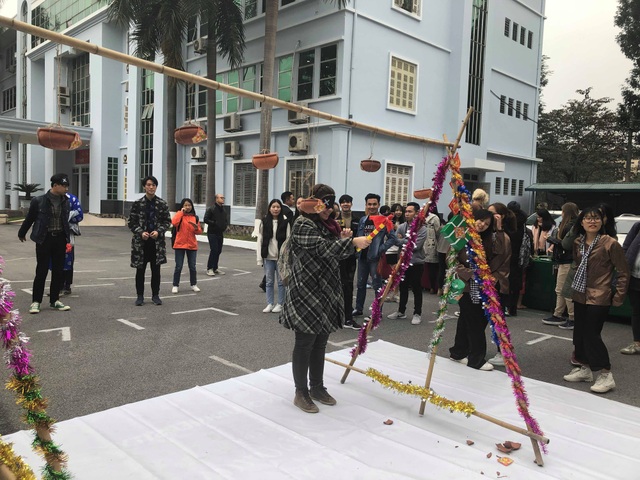 Sinh viên nước ngoài tưng bừng tham gia tìm hiểu phong tục Tết Việt - Ảnh 11. Sinh viên nước ngoài tưng bừng tham gia tìm hiểu phong tục Tết Việt - Ảnh 11.