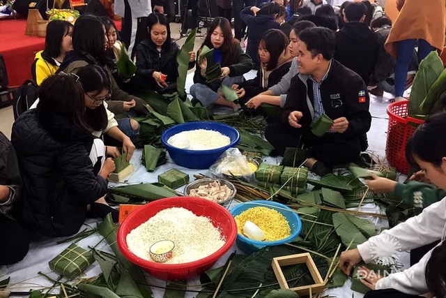 Sinh viên gói hơn 1.000 chiếc bánh chưng dành tặng những hoàn cảnh khó khăn - Ảnh 11.