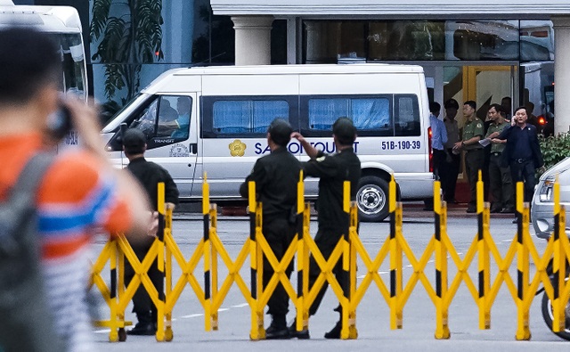 Vụ du khách Việt bị đánh bom ở Ai Cập: Một người đã xuất viện - 1 Trước đó, ngay sau khi chuyến bay từ Ai Cập hạ cánh, hai khách đã được công ty bố trí đưa thẳng đến Bệnh viện Đại học Y Dược TPHCM để kiểm tra sức khỏe.