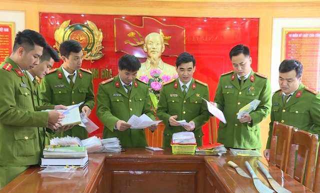 Vay 30 triệu đồng, một năm trả 100 triệu tiền lãi! - 1
Công an TP Thanh Hóa đồng loạt ra quân và tiến hành khám xét hành chính đối với 32 điểm kinh doanh dịch vụ tài chính.