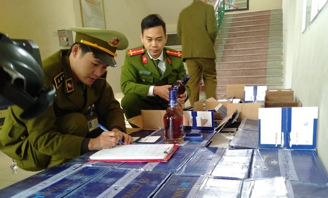 Bắt giữ hơn 800 chai rượu ngoại không giấy tờ hợp lệ - 1 Hàng trăm chai rượu nhập ngoại không có giấy tờ hợp lệ.