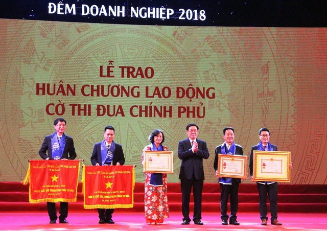 Văn Phú – Invest gây ấn tượng với những bước đi vững chắc - 1
Ông Nguyễn Minh Nguyên - Phó tổng Giám đốc Công ty cổ phần đầu tư Văn Phú-Invest (thứ hai từ trái sang) đại diện cho đơn vị nhận cờ Đơn vị xuất sắc trong phong trào thi đua.