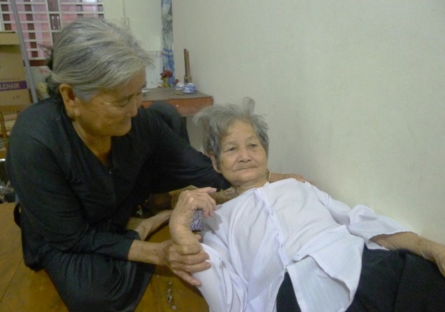 Pôn Pốt sát hại hơn 3.000 dân thường An Giang: Ký ức kinh hoàng của những người sống sót - 3
Nhân chứng sống là cụ bà Hà Thị Nga nay già yếu, cuốc sống và mọi sinh hoạt đều phải dựa vào người em Hà Thị Tám.