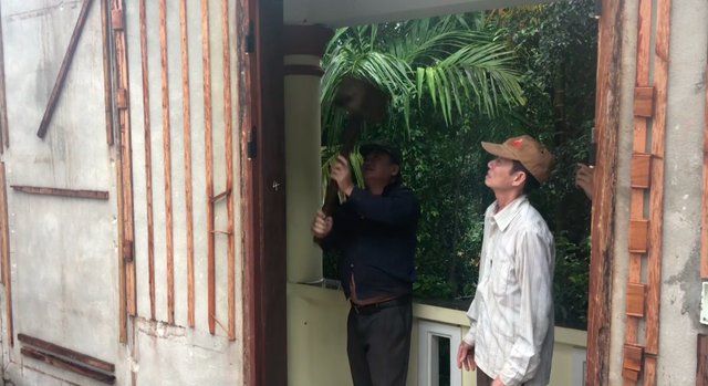 Đang tháo dỡ biệt phủ trái phép của “đại gia vàng” ở Đà Nẵng - 1 Đang tháo dỡ biệt phủ trái phép của “đại gia vàng” ở Đà Nẵng - 1