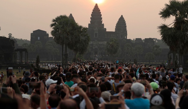 Mặt trái của “làn sóng” du khách Trung Quốc ồ ạt đổ về Campuchia - 1 Quần thể Angkor Wat của Campuchia (Ảnh: AFP)