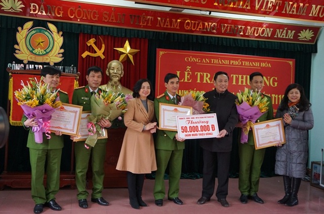 Vay 30 triệu đồng, một năm trả 100 triệu tiền lãi! - 5 Nhiều tổ chức, đơn vị đã trao thưởng cho chiến công của Công an TP Thanh Hóa.