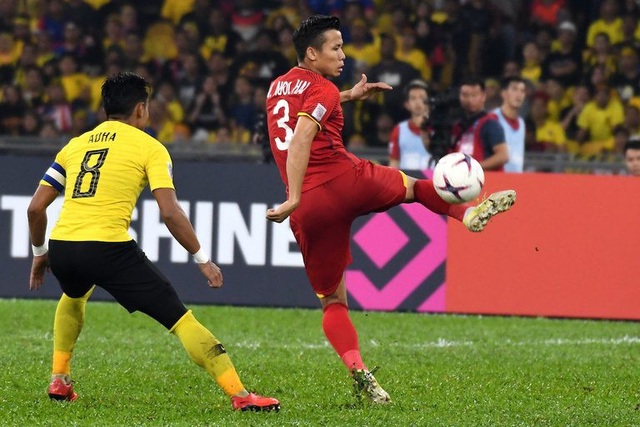 Top 6 hậu vệ đáng chú ý ở Asian Cup 2019: Gọi tên Quế Ngọc Hải - 1
Từ một cầu thủ trẻ tài năng nhưng nông nổi, Quế Ngọc Hải đã trở thành thủ lĩnh của đội tuyển Việt Nam. Chẳng ai có thể nghi ngờ tài năng của trung vệ này. Anh đã cho thấy bước trưởng thành vượt bậc trong những năm gần đây. Phần thưởng cho những nỗ lực ấy là tấm băng đội trưởng đội tuyển Việt Nam. Khả năng đọc trận đấu tốt, sự tranh chấp quyết liệt giúp trung vệ sinh năm 1993 là nhân tố quan trọng trong hàng thủ đội tuyển Việt Nam.