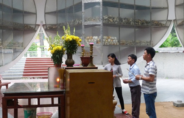 Nhà mồ Ba Chúc - Chứng tích tội ác tày trời của tập đoàn diệt chủng Pôn Pốt - 15
Mỗi ngày tại Nhà mồ Ba Chúc có rất đông người dân đến thắp hương cho những vong hồn xấu số bị Pôn Pốt sát hại vô cớ.