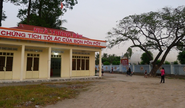 Nhà mồ Ba Chúc - Chứng tích tội ác tày trời của tập đoàn diệt chủng Pôn Pốt - 2 Nhà trưng bày và khuôn viên Nhà mồ Ba Chúc