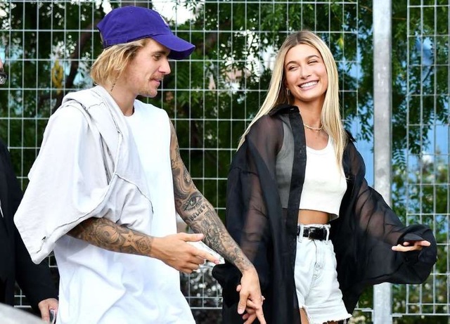 Justin Bieber và vợ đón năm mới tại Hawaii, Selena Gomez thong dong cùng bạn bè - 1
Justin Bieber và Hailey Baldwin đón năm mới tại Hawaii.