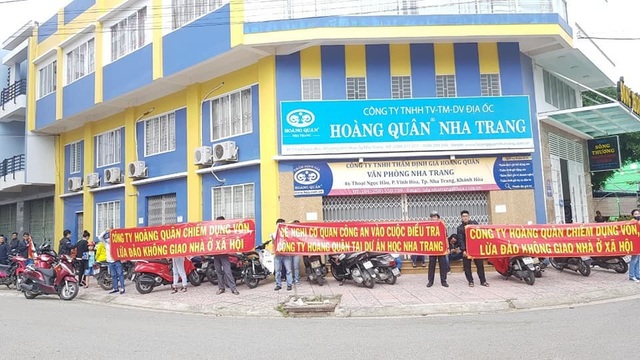 Nha Trang: Dân ùn ùn căng băng rôn đòi nhà sát Tết - 1
Khách hàng căng băng rôn đòi nhà vào ngày 31/12