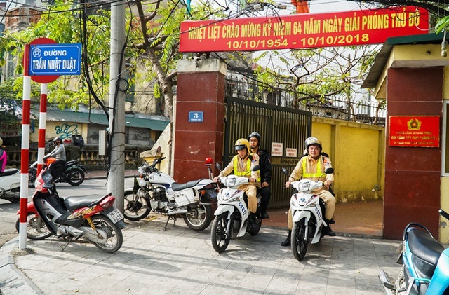 Theo chân tổ cảnh sát đặc biệt tuần tra trên đường phố Hà Nội - 1
Bốn chiến sỹ, trong đó có 2 cảnh sát giao thông và 2 cảnh sát cơ động, xuất phát tuần tra trên các tuyến phố Hà Nội để kiểm soát, phát hiện, xử lý những trường hợp vi phạm. Đây là một trong 24 tổ công tác đặc biệt mới được Phòng Cảnh sát giao thông - Công an Hà Nội phối hợp với Trung đoàn cảnh sát cơ động Thủ đô thành lập, bắt đầu triển khai hoạt động từ hôm 21/12.