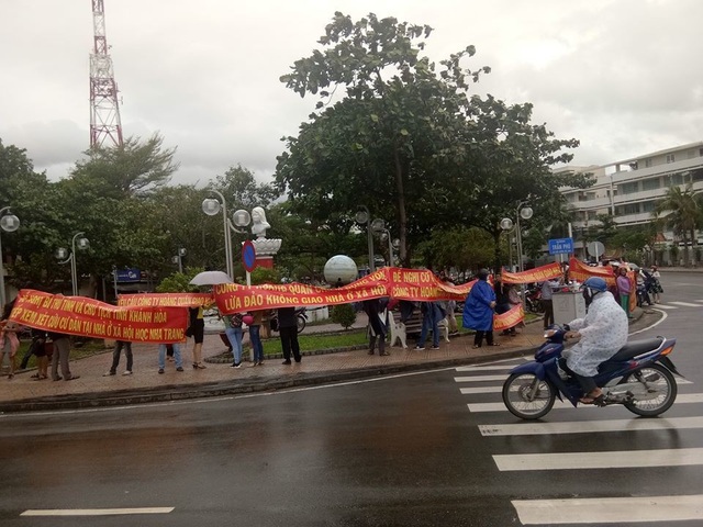 Nha Trang: Dân ùn ùn căng băng rôn đòi nhà sát Tết - 2
Khách hàng dự án HQC Nha Trang mặc áo mưa căng băng rôn trước trụ sở UBND tỉnh Khánh Hòa
