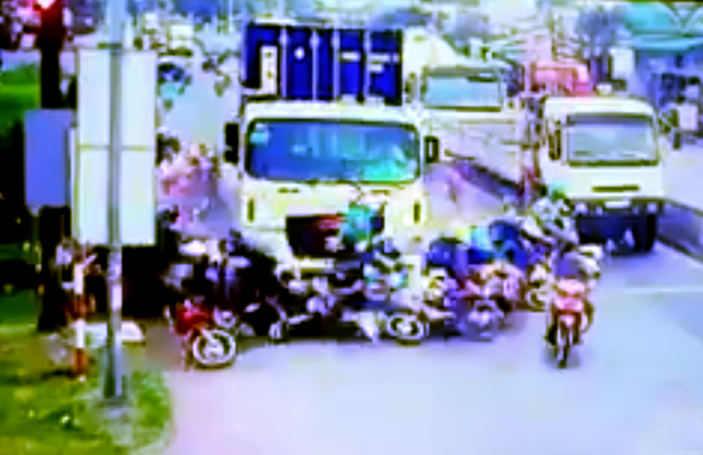 Kinh nghiệm lái xe gần xe công-ten-nơ, xe tải cỡ lớn - 1 Hình ảnh kinh hoàng ở vụ tai nạn giao thông ở Bến Lức (Long An).