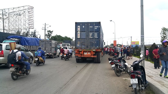 Xe container lao vào dòng xe dừng đèn đỏ, 4 người chết, hơn 10 người bị thương - Ảnh 5. Xe container lao vào dòng xe dừng đèn đỏ, 4 người chết, hơn 10 người bị thương - Ảnh 5.