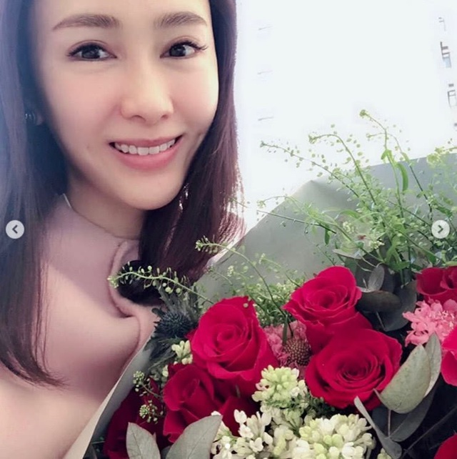 Cuộc sống viên mãn của hoa đán Lê Tư bên “ông xã” tật nguyền - 9
Mỹ nhân một thời của làng giải trí Hồng Kong giờ đây đã là một bà chủ thành đạt và nổi tiếng. Mới đây, trên trang cá nhân, Lê Tư đăng tải hình ảnh cô và gia đình trong kỳ nghỉ Giáng sinh tại nước ngoài. Hiện, gia đình cô đã trở về Hồng Kong để đón năm mới.