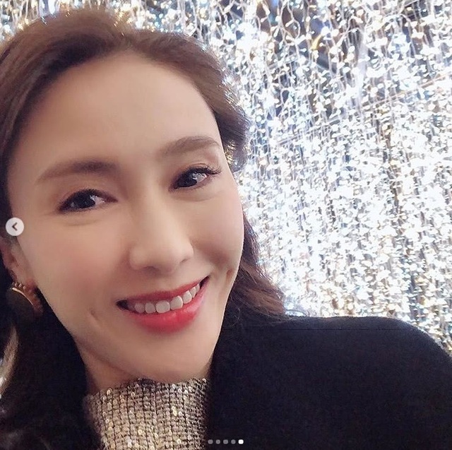 Cuộc sống viên mãn của hoa đán Lê Tư bên “ông xã” tật nguyền - 6
Hiện tại, ngôi sao xinh đẹp đang là bà chủ của một hệ thống spa làm ăn phát đạt tại Hồng Kong. Năm ngoái, Lê Tư hạnh phúc mở thêm một chi nhánh mới của hệ thống spa của gia đình. Bạn bè trong làng giải trí cũng ủng hộ công việc kinh doanh của cô.