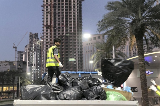 Xem Dubai dọn dẹp gần 100 tấn rác chỉ sau một đêm giao thừa để chào đón năm mới - 2 Khi bữa tiệc năm mới kết thúc cũng là lúc công việc của các công nhân dọn vệ sinh càng nặng nhọc hơn
