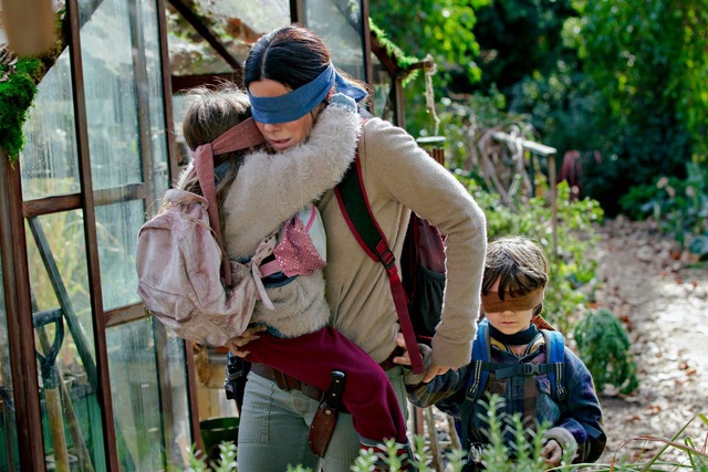 Nhà sản xuất khẩn nài người xem đừng mạo hiểm… như phim - 1
Cảnh trong phim “Bird Box”
