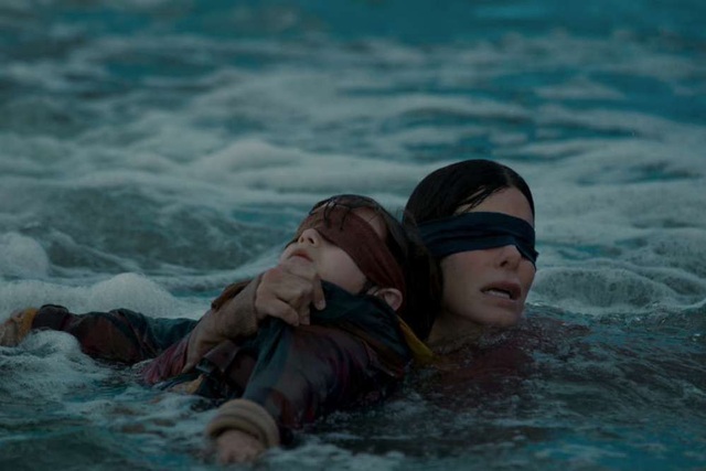 Nhà sản xuất khẩn nài người xem đừng mạo hiểm… như phim - 2
Cảnh trong phim “Bird Box”