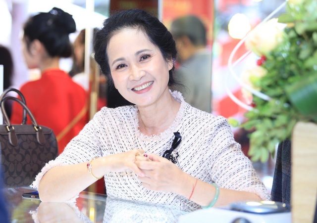 NSND Lan Hương được “con trai” Anh Dũng, “Lan cave” khen “mẹ chồng tâm lý” - 1 Khác với hình ảnh trong phim, ngoài đời, NSND Lan Hương là bà mẹ chồng rất tâm lý, được lòng con dâu.