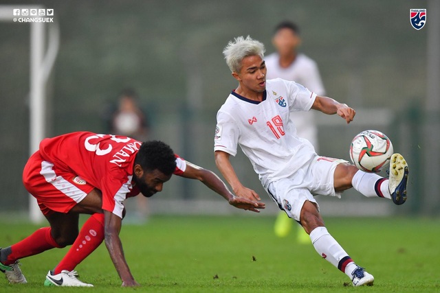Đội tuyển Thái Lan thua trắng Oman trước thềm Asian Cup 2019 - 2
Đội tuyển Thái Lan (áo trắng) chịu nhiều sức ép ở Asian Cup sau khi không thành công ở AFF Cup