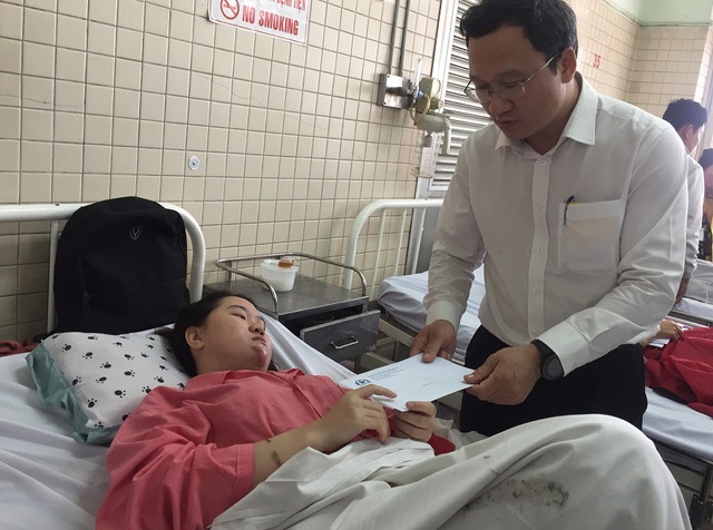 Vụ tai nạn kinh hoàng: Bác sĩ xót xa nhìn người bệnh cận kề “cửa tử” - 5
Ông Khuất Việt Hùng đến thăm hỏi, động viên các bệnh nhân và thân nhân người bị nạn