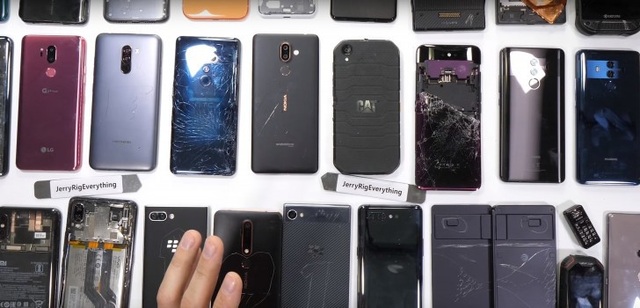 iPhone XS Max lọt top smartphone kém bền nhất năm 2018 - 1 Tài khoản JerryRigEverything công bố danh sách những smartphone tốt nhất năm 2018 theo tiêu chí độ bền.