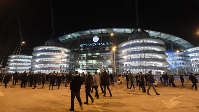 Man City 2-1 Liverpool: Aguero, Sane mang về ba điểm - 14
Quang cảnh bên ngoài Etihad trước trận cầu đinh của vòng 21 Premier League