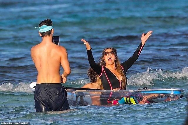 Mariah Carey đi nghỉ mát cùng bạn trai kém 13 tuổi - Ảnh 5. Mariah Carey đi nghỉ mát cùng bạn trai kém 13 tuổi - Ảnh 5.