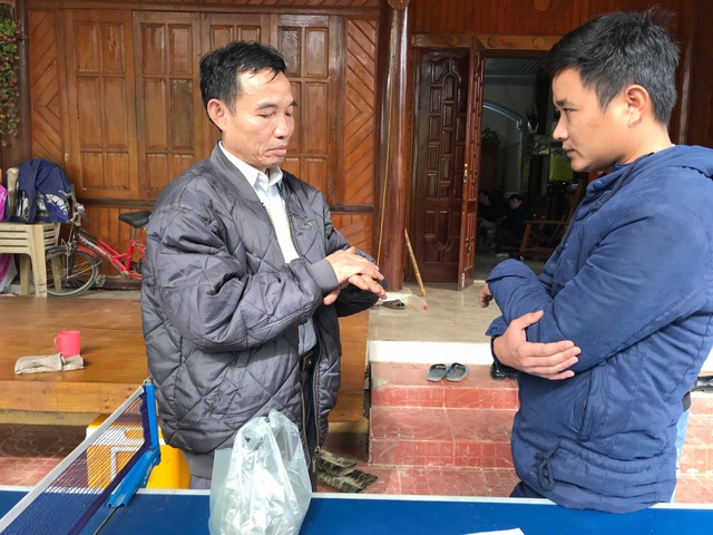Cán bộ quản lý thị trường bị tố “làm luật” khi vào nhà thầy lang mua thuốc - 4 Ông Vi Văn Hùng với bài thuốc gia truyền chữa bệnh xương, khớp. Ông đã hành nghề tại xã Ngọc Lâm hơn 10 năm nay.
