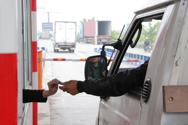 Xả trạm ngay trong ngày đầu tiên thực hiện thu phí tại BOT Tiên Cựu QL10 - 2 Các lái xe cơ bản vu vẻ mua vé qua trạm