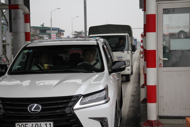 Xả trạm ngay trong ngày đầu tiên thực hiện thu phí tại BOT Tiên Cựu QL10 - 3
Do lái xe mua vé tháng nên dẫn đến lượng xe qua trạm bị ùn ứ buộc phải xả trạm lúc 9h30