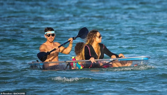 Mariah Carey đi nghỉ mát cùng bạn trai kém 13 tuổi - Ảnh 7. Mariah Carey đi nghỉ mát cùng bạn trai kém 13 tuổi - Ảnh 7.