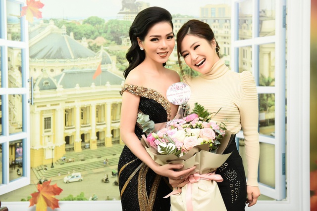 Lệ Quyên “bạo miệng” tuyên bố muốn làm tình nhân của Quang Dũng - 1 Hương Tràm đến tặng hoa cho Lệ Quyên trước show diễn.