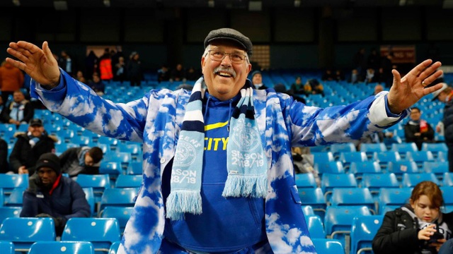Những khoảnh khắc ở chiến thắng quan trọng của Man City trước Liverpool - 2
Một cổ động viên Man City tới sớm chờ đợi trận cầu đinh của vòng 21 Premier League