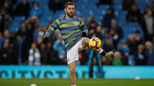 Những khoảnh khắc ở chiến thắng quan trọng của Man City trước Liverpool - 3
Bernardo Silva khởi động trước trận đấu, tiền vệ người Bồ Đào Nha được xếp đá ở hàng tiền vệ của trận đấu này