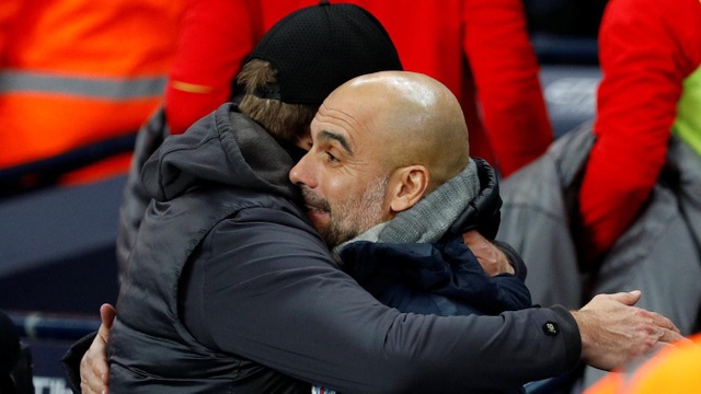 Những khoảnh khắc ở chiến thắng quan trọng của Man City trước Liverpool - 5
Màn chào hỏi giữa Guardiola và Klopp, chiến lược gia người Đức được xem như khắc tinh của Guardiola