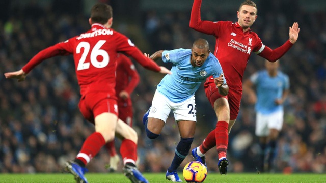 Những khoảnh khắc ở chiến thắng quan trọng của Man City trước Liverpool - 8
Fernandinho đi bóng trong vòng vây của các cầu thủ Liverpool, đội khách đã chủ động chơi phòng thủ chặt bên sân nhà khiến Man City bế tắc