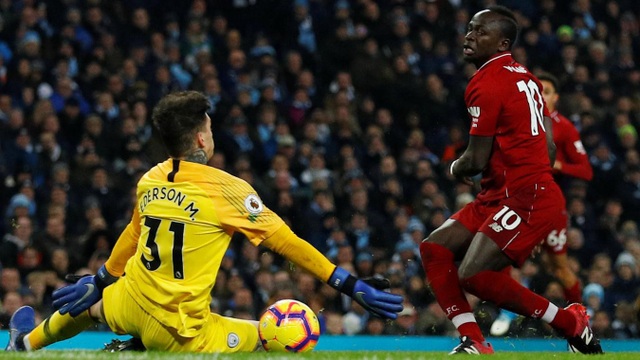 Những khoảnh khắc ở chiến thắng quan trọng của Man City trước Liverpool - 9
Mane thoát xuống dứt điểm đưa bóng vượt qua sự cản phá của thủ thành Ederson