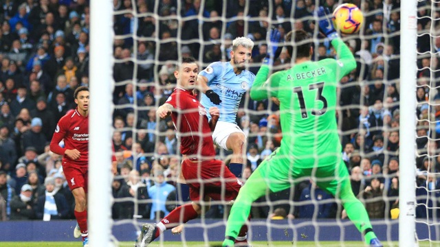 Những khoảnh khắc ở chiến thắng quan trọng của Man City trước Liverpool - 14
Bóng găm thẳng vào góc cao khiến Alisson không thể cản phá
