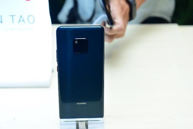 Huawei tưng bừng "lì xì" năm mới cho người dùng bằng loạt ưu đãi hấp dẫn - 1 Từ ngày 11/1 đến 4/2/2019, khi mua Mate 20 Pro (giá 21,990,000 VND) hoặc Mate 20 (giá 15,990,000 VND) trên các hệ thống online, người dùng được nhận ngay vòng tay thông minh đa năng Talk band B5 trị giá 3,995,000 VND.